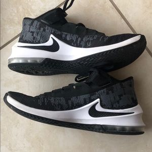 Nike Men’s AirMax infuriate sneaker tennis shoe